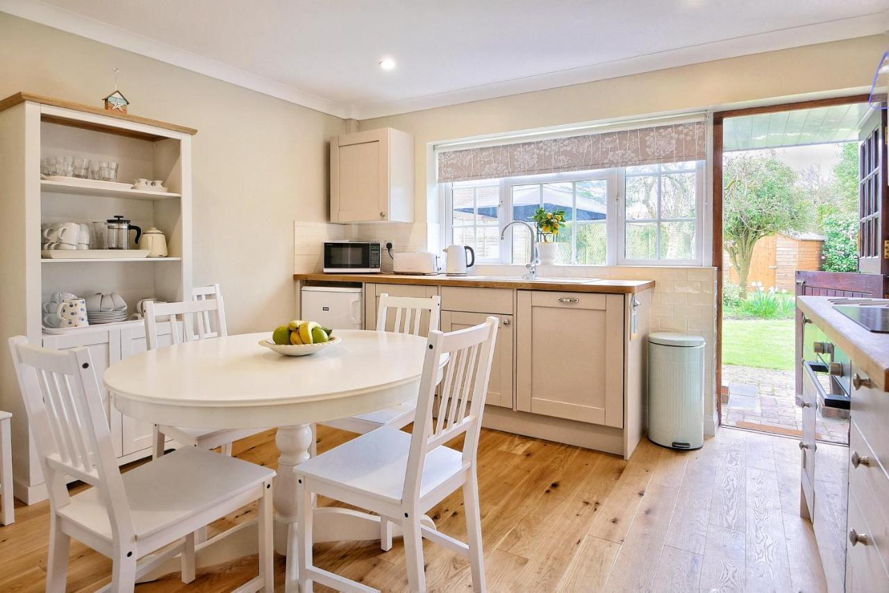 'Bramley Fall Cottage' ' On Site Ev Point - Attached Cottage,3 Separate Bedrooms -1 On Ground Level, Sleeps 6, 2 Bathrooms, Sandy Wittering Beach 8Min Drive, Rural Location, Child Friendly, Small Breed Dog Friendly, Private Parking Chichester Exterior foto